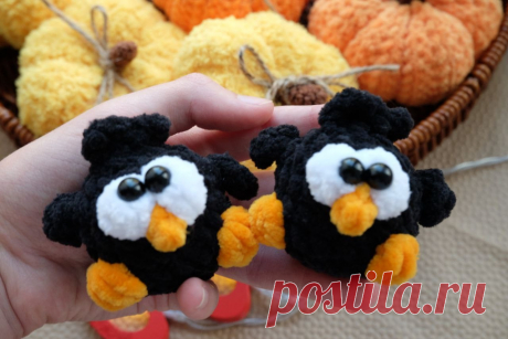 PDF Вороненок крючком. FREE crochet pattern; Аmigurumi toy patterns. Амигуруми схемы и описания на русском. Вязаные игрушки и поделки своими руками #amimore - плюшевая ворона, маленькая птичка из плюшевой пряжи, ворон, птица.