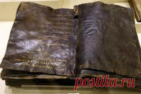 Почему Ватикан скрывает реальный текст Библии
Сторонники теорий заговора полагают, что Ватикан скрывает настоящий текст Библии, показывая всем лишь то, что выгодно высшему духовенству. Рациональное зерно в этой мысли есть: Библия и в самом деле переписывалась и переделывалась несколько раз.