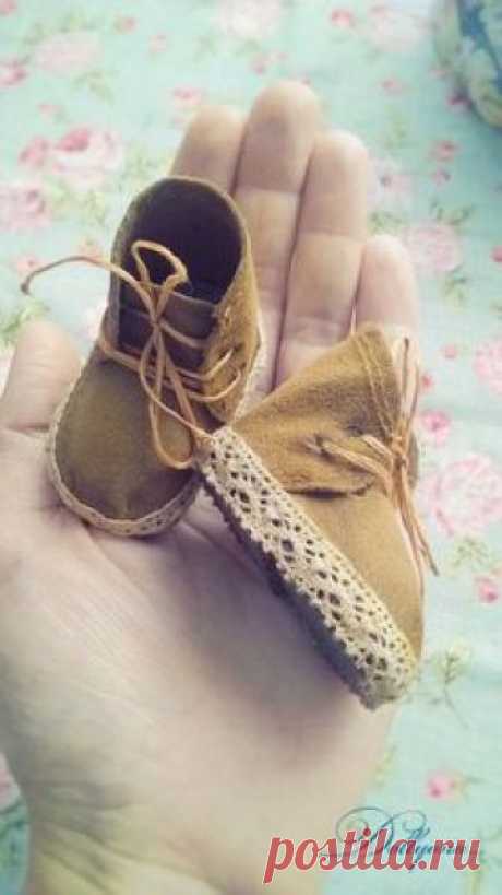 Добрый день).Опишу процесс создания обувки для кукол. Знаю..что готовые выкройки нужно подгонять под ножку, поэтому покажу процесс с нуля). Нам нужно: кожа или толстый картон для подошвы, дублерин или плотная ткань для стельки и уплотнения деталей выкройки, клей прозрачный, замша...