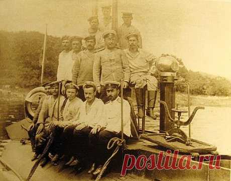 Подводная лодка «Сом» («Fulton»)
Русская подводная лодка, построенная в США по проекту «Holland – VIIR» Д. Голланда, по образцу которой в России в 1904—1906 годах была построена серия подводных лодок тип «Сом». В 1901 году подводная лодка заложена на верфи «Holland Torpedo Boat C» в Сан-Франциско под наименованием «Fulton». Спущена на воду 2 июня 1901 года на верфи Льюиса Никсона (США). 28 апреля 1902 года «Фултон» вышла из Нью-Йорка в Вашингтон в сопровождении парохода «Norfolk».