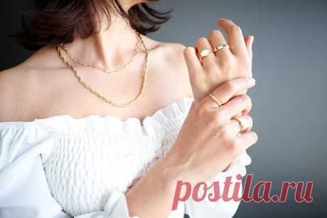 Блогерша раскрыла опасные последствия сна с кольцами на руках. Блогерша Брианна (фамилия неизвестна) из Нью-Йорка, США, с никнеймом @briannap31 раскрыла опасные последствия сна с кольцами на руках. Девушка вернулась домой после вечеринки и забыла снять украшение, прежде чем лечь в кровать. В свою очередь, утром она обнаружила, что ее средний палец отек и увеличился в размерах.