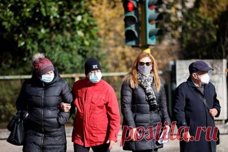 В Италии ввели обязательное ношение масок на улице. В Италии ввели обязательное ношение масок на улице. Об этом сообщил министр здравоохранения страны Роберто Сперанца. По его словам, граждане должны использовать маски-респиратора FFP2 в общественном транспорте, в кино, театрах и на стадионах. «В этих помещениях запрещается употребление пищи», — заявил он.