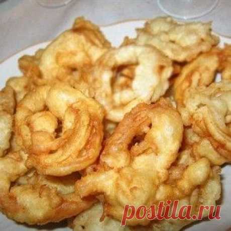 ПО-ЯПОНСКИ: КАЛЬМАРЫ В КЛЯРЕ !!! **Кальмары 2шт -очисти, обдай кипяч/гор/водой. Остуди, и на кольца. *Кляр: яйцо 1шт, молоко 1/3ст, вода 1/3ст, соль, кунжут 1ч/л, специи, муку -до густой сметаны. *В сковороду: раст/масло, кольца в кляр -обжарь с 2х сторон. *Подача: с рисом или рисовой лапшой, и соус "Тысяча островов".