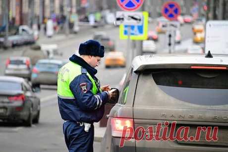 Полицейские обнаружили в автомобиле россиянина оружие времен войны. В Сочи полицейские нашли арсенал оружия в автомобиле гражданина России. Правоохранители остановили водителя на Mercedes. Они решили проверить салон мужчины и заметили две винтовки Мосина, две самозарядные винтовки Токарева, противотанковый гранатомет «Панцерфауст», пулемет ДП-27, пистолет-пулемет MP-40.