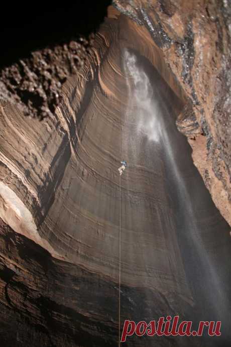 15 самых красивых пещер мира! Пещера Эллисон (США)
14
Эта пещера особенно популярна у профессиональных спортсменов-спелеологов, устраивающих здесь скоростные спуски на канатах.
Пещера Люди Ян (Китай)