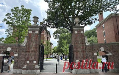 CNN: Гарвард обвинили в предпочтениях для родственников выпускников и спонсоров вуза. В иске трех организаций, защищающих права меньшинств, утверждается, что получающие преференции при поступлении "в подавляющем большинстве случаев белые" и составляют до 15% всех принятых студентов