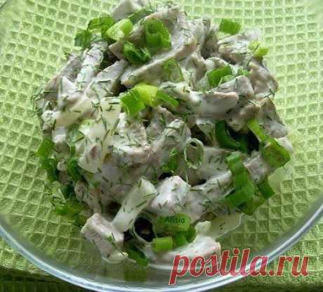 САЛАТ ЯЗЫЧОК !!! **Язык говяжий 1шт, в бульон: морковь, петрушка, душ/гор/перец, чеснок 2зуб, соль, перец -отвари 3ч. Затем сразу опусти язык в лед/воду -сними плёнку, и кубиками. Шампиньоны 300г -пластины, лук 2шт -п/кольца, соль, перец -обжарь. *Соедини: язык, грибы с луком, укроп. *Заправка -сметана.