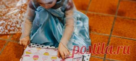 Один из самых приятных моментов в день рождения — получение подарков. Даже если они вам важны не так сильно, как внимание, все равно где-то внутри зреет вопрос: «Что я сегодня получу?» И мы стоически ждем раскрытия тайны. А вот маленькая Тиган терпеть не могла и взяла ситуацию в свои руки. #детииродители #детскаяпсихология #семейноесчастье #воспитаниедетей