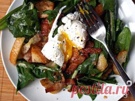 САЛАТ ИЗ ОДУВАНЧИКА ! Оригинальный рецепт салата из одуванчика с яйцом, гренками и беконом !.. // Повар.ру