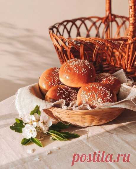 Булочки для бургеров Ингредиенты:Для опары:
Мука — 150 г Дрожжи сухие — 1 ч. л. Тёплое молоко — 150 мл
⠀ Для теста:Мука — 150 г Соль — 0,5 ч. л Сахар — 1,5 ст. л. Яйцо — 1 шт. Сливочное масло — 30 г
⠀ Приготовление:1....