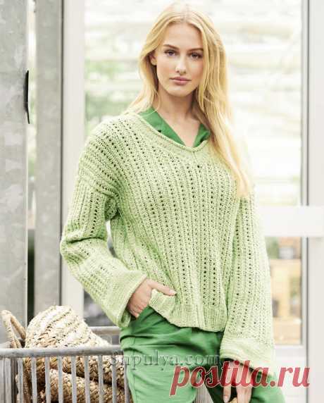 Пуловер прямого силуэта с v-образным вырезом связан спицами простыми ажурными полосами из хлопковой пряжи нежно-зеленого цвета.