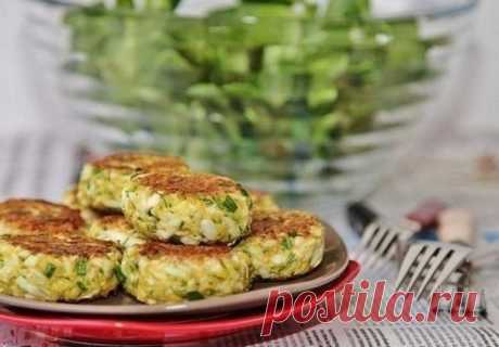 Сочные куриные котлеты с кабачком и рисом