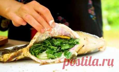 Карп запеченный с лимоном, луком и зеленью — Кулинарная книга - рецепты с фото