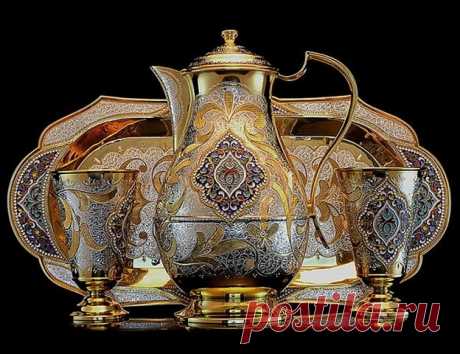 Галерея " Счастье".....
ВОЛШЕБНАЯ ШКАТУЛКА...
Тайну кубачинского искусства
Не ищите в нитках серебра.
Носят тайну этого искусства
В сердце кубачинцы-мастера.
“Кубачи, есть малый народ в Дагестане, но весьма прославленный их работами, как например ружья, сукно, бурки, золотые, серебреные и железные мелочи, и через то немало от них подложных монет персидских, турецких и русских златых и серебреных происходит.”
Татищев Василий Никитич (1686-1750) ,русский историк
Се...
