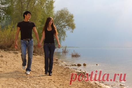 Хочется влюбиться наповал,
хочется махнуть туда, где помнят,
чтоб хоть кто-нибудь счастливей стал,
разузнав, что ты ещё не помер…Григорий Лепс