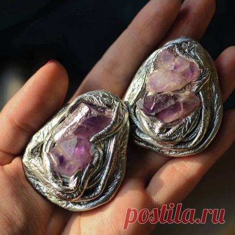 Помните кольцо с аметистовой друзой? Теперь оно обзавелось компаньонами, серьгами из живых,необработанных аметистов и весь комплект теперь украшает замечательного психолога Алену @psy.skazka