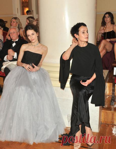 Ирина Апексимова соперничает с дочерью В апреле на основной сцене Театра на Таганке запланирована премьера спектакля «Чайка 73458» режиссера Дайнюса Казлаускаса. Сюжет классический: известная актриса Ирина Николаевна Аркадина и дочь богаты…