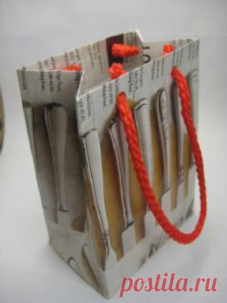 Come fare delle borsette regalo con dei giornali In questo spazio vi proponiamo un tutorial creativo per riciclare in modo originale della carta di giornale e trasformarla in piccole borsette regalo.