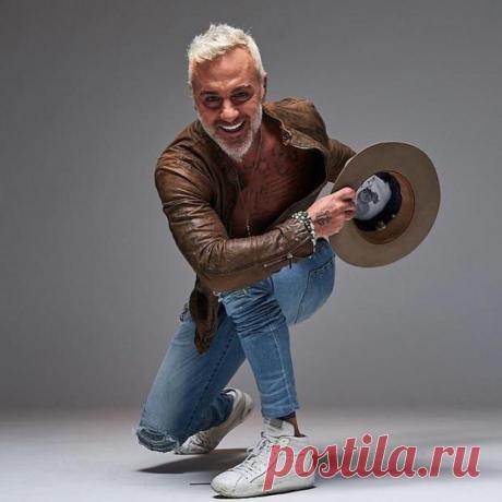 Миллионер Джанлука Вакки на каблуках и в купальнике поддержал танцевальный флэшмоб