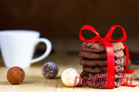 Шоколадное печенье с острым перцем — Лайфхакер Оцените сочетание остроты и сладости. Печенье с кайенским перцем, чили и шоколадными каплями получается необычным, но очень вкусным.