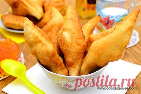 Мекици бухти за закуска - www.cookathouse.com
2 яйца
1 и половина ч. л. сол
1 чаена лъжичка захар
едно пакетче суха мая / от 7 грама /
200 грама гъсто кисело мляко / аз съм използвала гръцки йогурт /
слънчогледово олио за пържене
420 грамабрашно