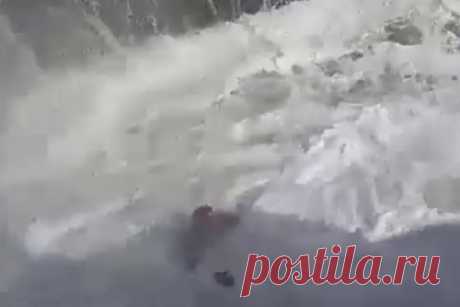 Россиянин погиб в штормящем море на глазах у жены и попал на видео. В Испании россиянин бросился спасать тонущую в море подругу и погиб вместе с ней на глазах у жены. Так, Данила Гагарин, работающий в городе Торревьеха фитнес-тренером, отправился на море вместе с супругой и знакомой из Финляндии. Сперва девушка по имении Эмма прыгнула со скалы в штормящее море.