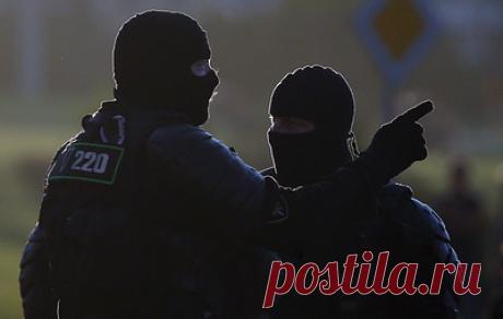 В Белоруссии по делу о терроризме задержали россиянина. По словам главы управления КГБ по Гомельской области Александра Мельникова, задержанный совершил поджог автомобиля милицейского начальника и проколол колеса 39 троллейбусов