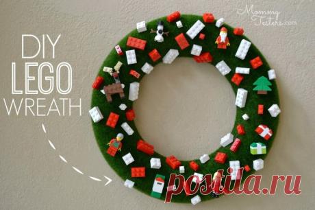 LEGO WREATH
This amazing design will surely make your kids crazy. You just use lego to make a DIY Christmas craft.