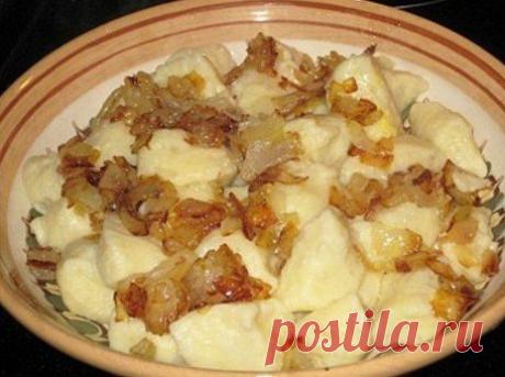 Картофельные галушки по-закарпатски — ленивые вареники
Картофельные галушки очень выручают, если надо быстро, вкусно, сытно и очень экономно накормить большую компанию.
Ингредиенты:
Показать полностью…