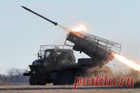 По военным объектам на Украине нанесены новые удары. Взрывы произошли в Киеве, Харькове и других городах. Армия России нанесла новый ракетный удар по военным объектам на Украине, взрывы произошли в Киеве, Харькове и других городах. Утром несколько взрывов прозвучали в Киеве и области, что подтвердил мэр Виталий Кличко. Он сообщал о горящих автомобилях и призвал горожан оставаться в укрытиях.