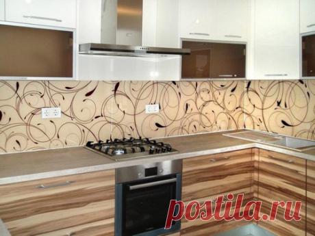 Кухонный фартук: плюсы и минусы 6 видов материалов для отделки Немалое внимание на кухне уделяется обшивке самой проблемной зоны – «кухонного фартука», включающего в себя стену над рабочей поверхностью стола, плитой и мойкой.