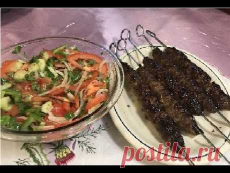 ШАШЛЫК - МОЛОТЫЙ (люля-кебаб) и салат из свежих овощей - YouTube   Мясо - 800гр.
Лук реп. - 1 большая головка
Разные специи
Соль, перец - по вкусу