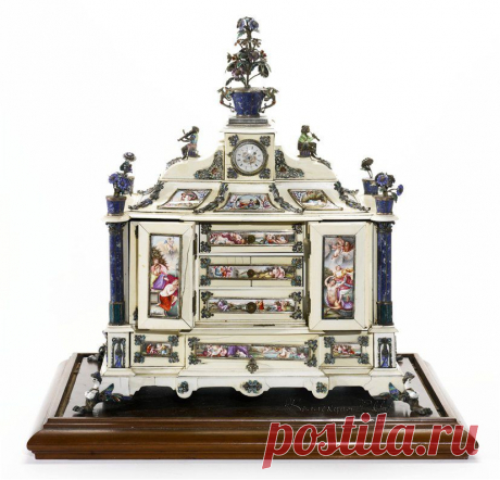 Настольные кабинеты имели несколько полочек, а дверцы, (первоначально без стекла), украшали маркетри (деревянной мозаикой), резьбой, металлическими накладками и т. п.. Позже появилась дверца со стеклом, что позволяло сразу видеть содержимое полок.