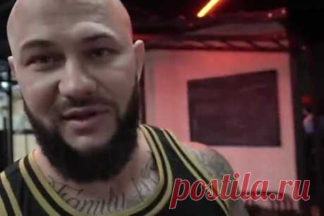 Дацик подрался с Джиганом. Российский боец смешанного стиля (MMA) Вячеслав Дацик показал спарринг-бой с рэпером Джиганом. На видео показано, как спортсмены готовятся к поединку, а затем дерутся друг с другом. После схватки исполнитель заявил, что был измотан, несмотря на то что постоянно тренируется.