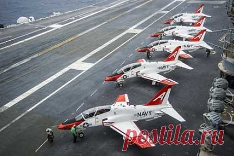 ВМС США приостановят эксплуатацию самолетов T-45C. Военно-морские силы США приостановят эксплуатацию палубных учебно-тренировочных самолетов T-45C Goshawk из-за проблем с лопатками двигателя, пишет Defense News. Ведомство работает с компанией Rolls-Royce, чтобы выяснить причину отказа двигателей. T-45C используют для подготовки пилотов ВМС.