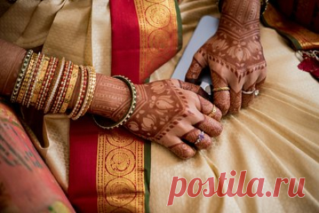 Женщина обокрала мать из-за недостатка любви. 30 января жительница Дели обратилась в полицию из-за того, что в ее дом пробралась грабительница в бурке, которая украла золотые и серебряные украшения, а также 25 тысяч рупий (около 28 тысяч рублей). Впоследствии выяснилось, что это была дочь пострадавшей, которая ревновала мать к младшей сестре.