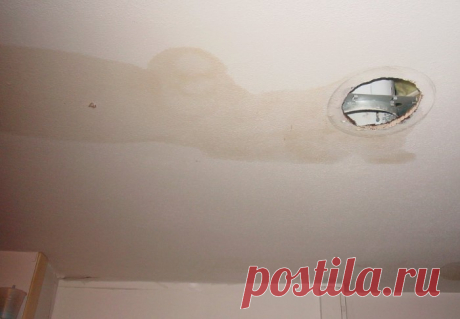 Как отбелить желтые пятна на потолке, если соседи затопили квартиру