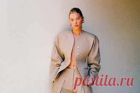 Бывший «ангел» Victoria's Secret показала фото в пиджаке без бюстгальтера