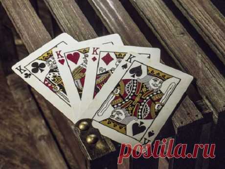 Значение игральных карт при гадании Гадание на картах — самый распространенный метод предсказания. Чтобы оно было точным, важно разобраться в мастях и других тонкостях такого гадания.