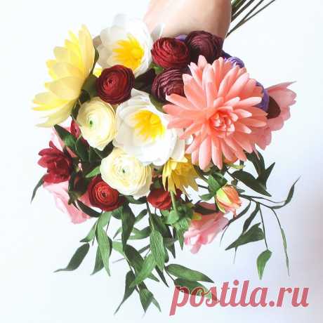 A new gathering of flowers from the last few months for the 1st February. Dahlias, Water Lilies, Ranunculus, Roses, Ruscus. I'm so looking forward to making new things this month 🌾✂️ #paperflowers