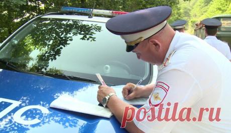 Имеет ли право инспектор ГИБДД выписать сразу два штрафа? Никто не застрахован от нарушения ПДД. Часто это происходит непреднамеренно. К водителю, совершившему проступок, подходит инспектор ГИБДД, разъясняет ему ситуацию и начинает оформлять документы. При э