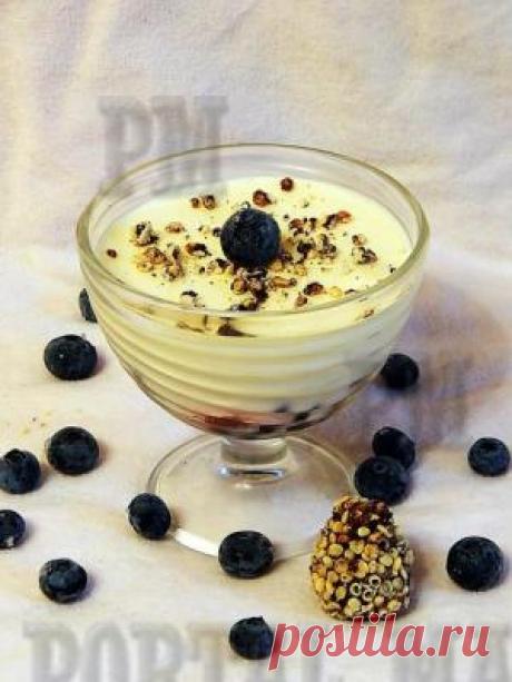 Десерт "Ягоды под снегом" - Нежное и воздушное сливочное суфле и сочные свежие (свежезамороженные) ягоды. От такого лакомства просто невозможно отказаться.