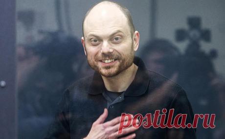 Bloomberg узнал, что Россия освободит Кара-Мурзу. Россия освободит Владимира Кара-Мурзу в рамках обмена заключенными с Западом, пишет Bloomberg. В апреле 2023 года его приговорили к 25 годам колонии по делам о госизмене и фейках про армию. Он называл преследование политическим