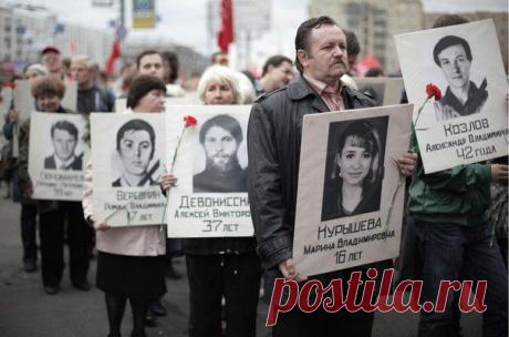 Участники траурного шествия, посвященного 19-й годовщине разгона Верховного Совета России, несут портреты погибших / История цивилизаций!