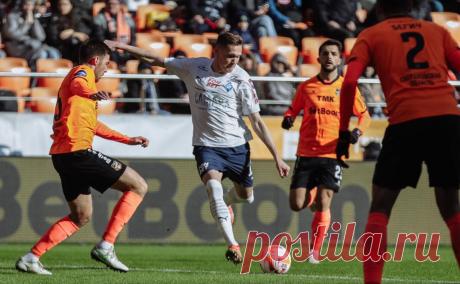 «Крылья Советов» благодаря удалению и пенальти обыграли «Урал». Встреча 23-го тура РПЛ завершилась со счетом 2:1. «Урал» с 61-й минуты играл в меньшинстве после удаления защитника Итало. Амар Рахманович забил победный гол с пенальти на 79-й минуте