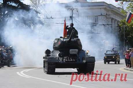 В Британии назвали танк США лучшим во Второй мировой и забыли про Т-34. Британский историк Джеймс Холланд назвал лучшим танком Второй мировой войны американский «Шерман М4», забыв про советский Т-34. По его мнению, танк США имел небольшие габариты, был быстрым, не очень тяжелым, его можно было без сложностей массово производить. Он отметил, что его чаще всего применяли западные союзники.