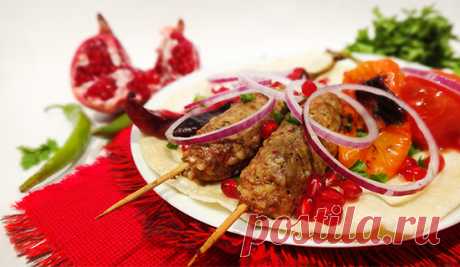 Симит кебаб (Lamb Mince Kebabs – Simit Kebab) - Вкусные заметки Где вы впервые попробовали кебаб? В Турции? Предполагаю, что на вас произвели впечатление эти подрумяненные на огне колбаски или котлетки. Да-да, разумеется, нельзя так называть кебаб. Сегодня знакомимся с Симит кебабом (Lamb Mince Kebabs – Simit Kebab). Симит кебаб – это кебаб из рубленной баранины с добавлением булгура (симита). Иногда в фарш добавляют фисташки, но...Приготовим ?