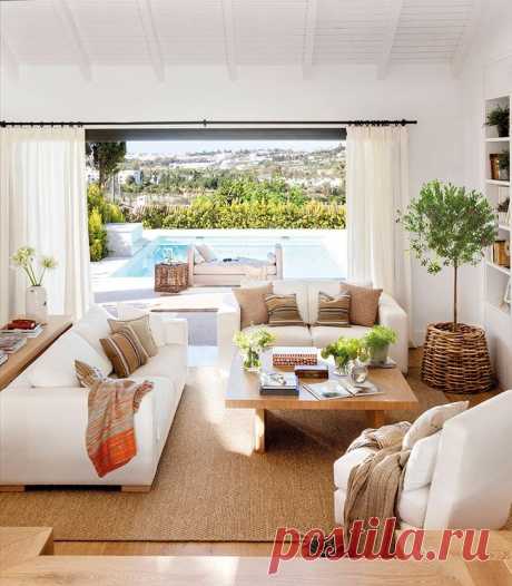 Оазис у моря: вилла в солнечной Испании Когда из окон дома видны пальмы и море, интерьер может быть практически любым. Но эта вилла в местечке Марбелья, Испания прекрасна и внутри, и снаружи. Песочные тона с вкраплениями желтого и охры отли...