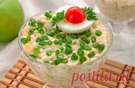 Салат с кальмарами, яйцом и яблоком.