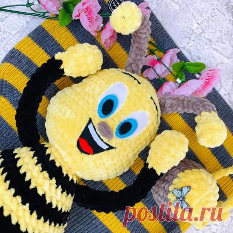PDF Пчёлка Жужа крючком. FREE crochet pattern; Аmigurumi doll patterns. Амигуруми схемы и описания на русском. Вязаные игрушки и поделки своими руками #amimore - плюшевая пчела, большая пчелка из плюшевой пряжи, пчелёнок.